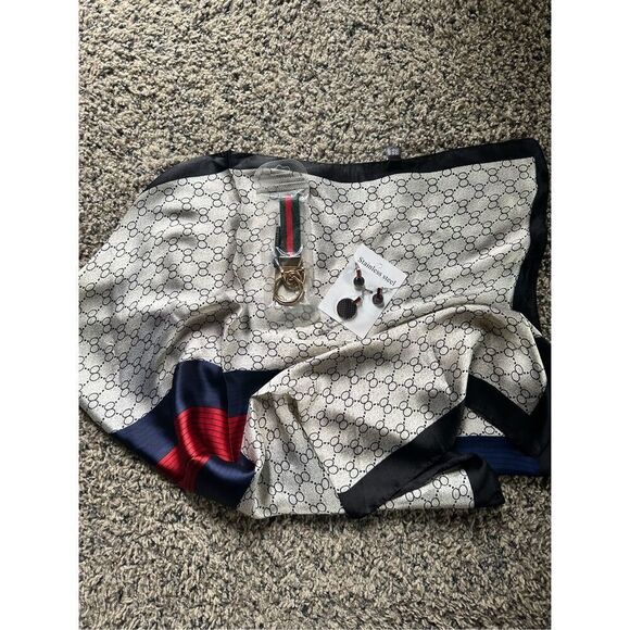 Bundle of 5 beautiful items,a scarf, necklace and earring set keychain, and w - Picture 8 of 16